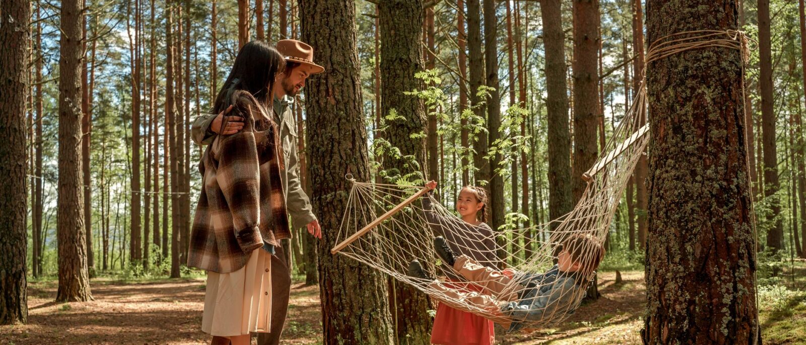 Família aproveitando atividades ao ar livre em fim de semana em SP, com crianças e pais desfrutando de momentos juntos na natureza