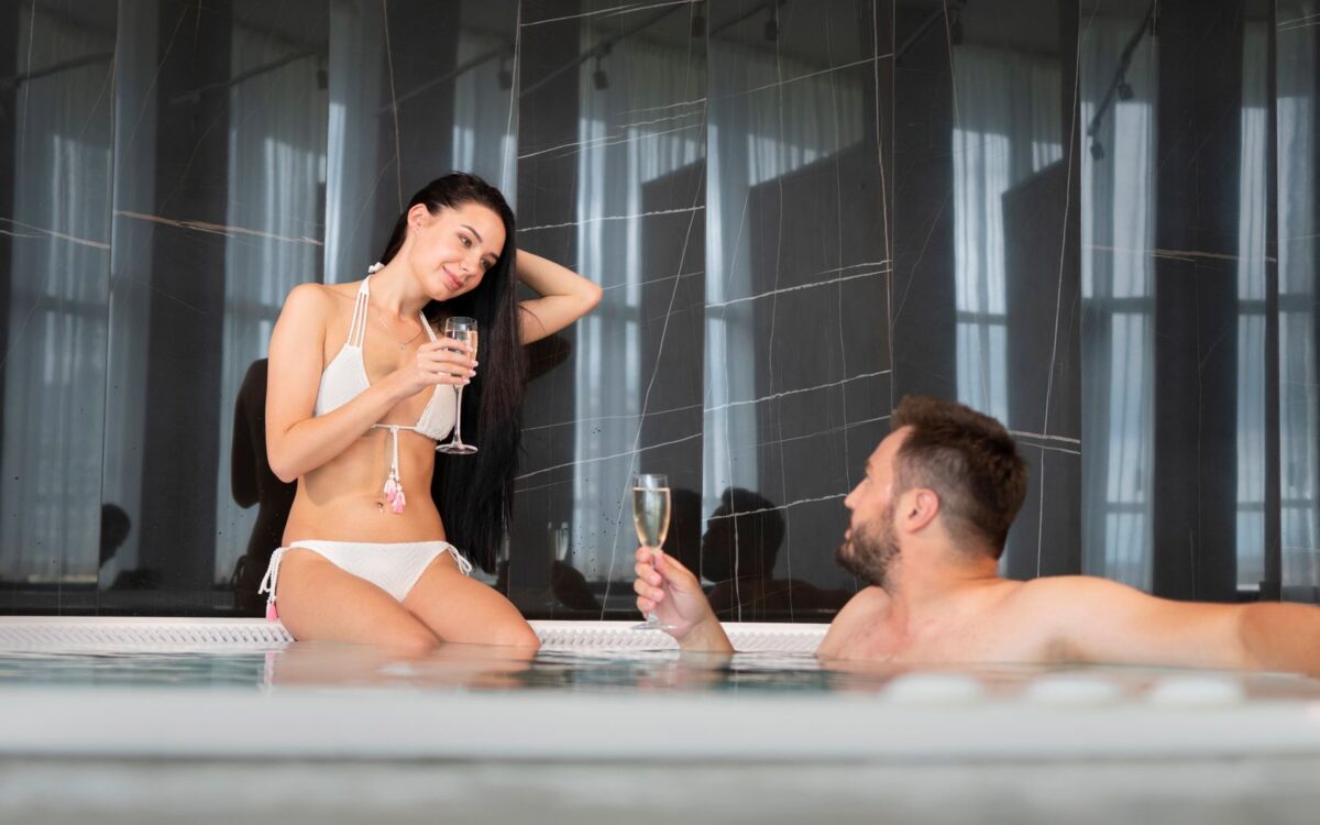Piscina aquecida com jacuzzi em hospedagem de luxo em Lindóia SP, ambiente de relaxamento e bem-estar