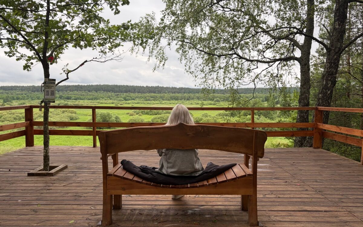 Família relaxando em pousada SP com natureza em Lindóia, cercada por vegetação e montanhas verdes em ambiente tranquilo