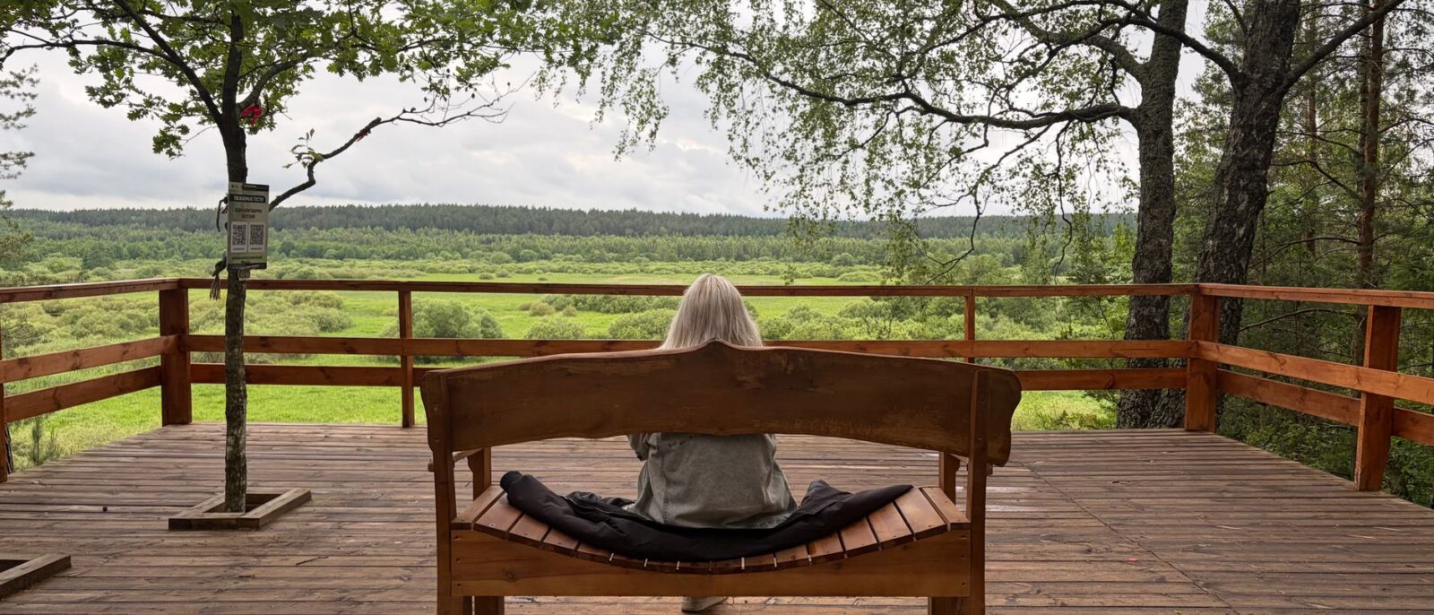 Família relaxando em pousada SP com natureza em Lindóia, cercada por vegetação e montanhas verdes em ambiente tranquilo