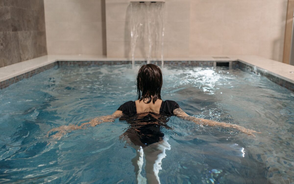Pousada com sauna e jacuzzi em Lindóia SP oferecendo ambiente de wellness e relaxamento total para descanso em família