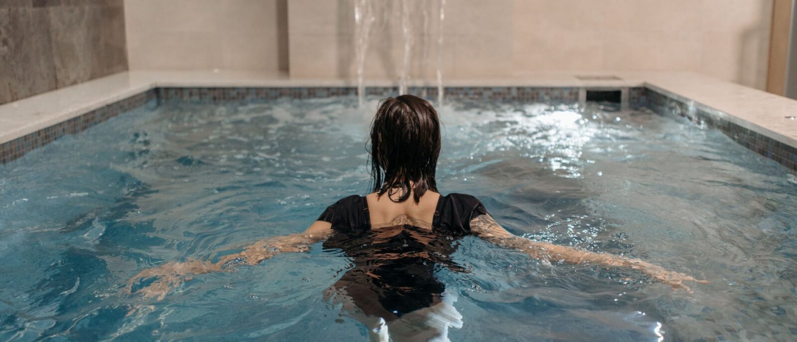 Pousada com sauna e jacuzzi em Lindóia SP oferecendo ambiente de wellness e relaxamento total para descanso em família
