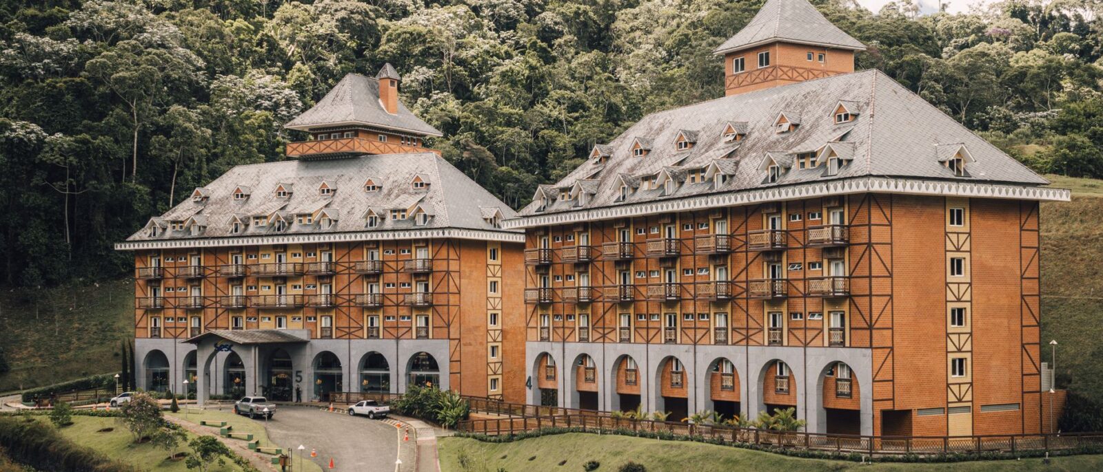 Casal apreciando vista panorâmica em Lindóia SP durante atividades ao ar livre em resort com natureza exuberante