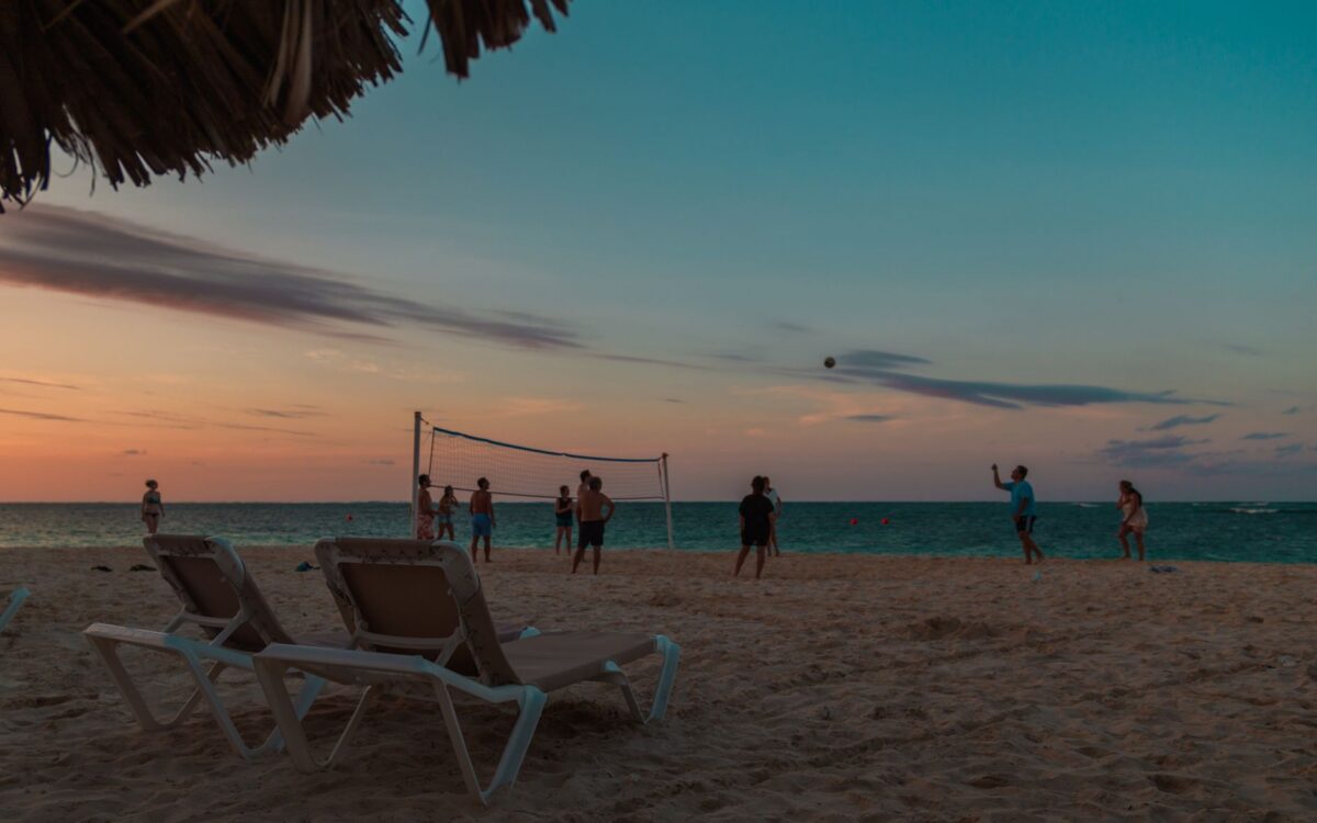 Banhistas jogando vôlei ao entardecer em Punta Cana, República Dominicana