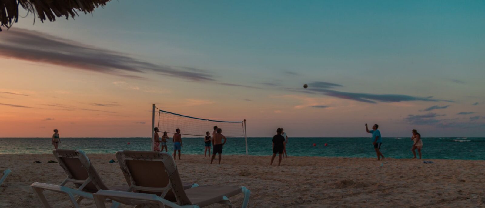 Banhistas jogando vôlei ao entardecer em Punta Cana, República Dominicana