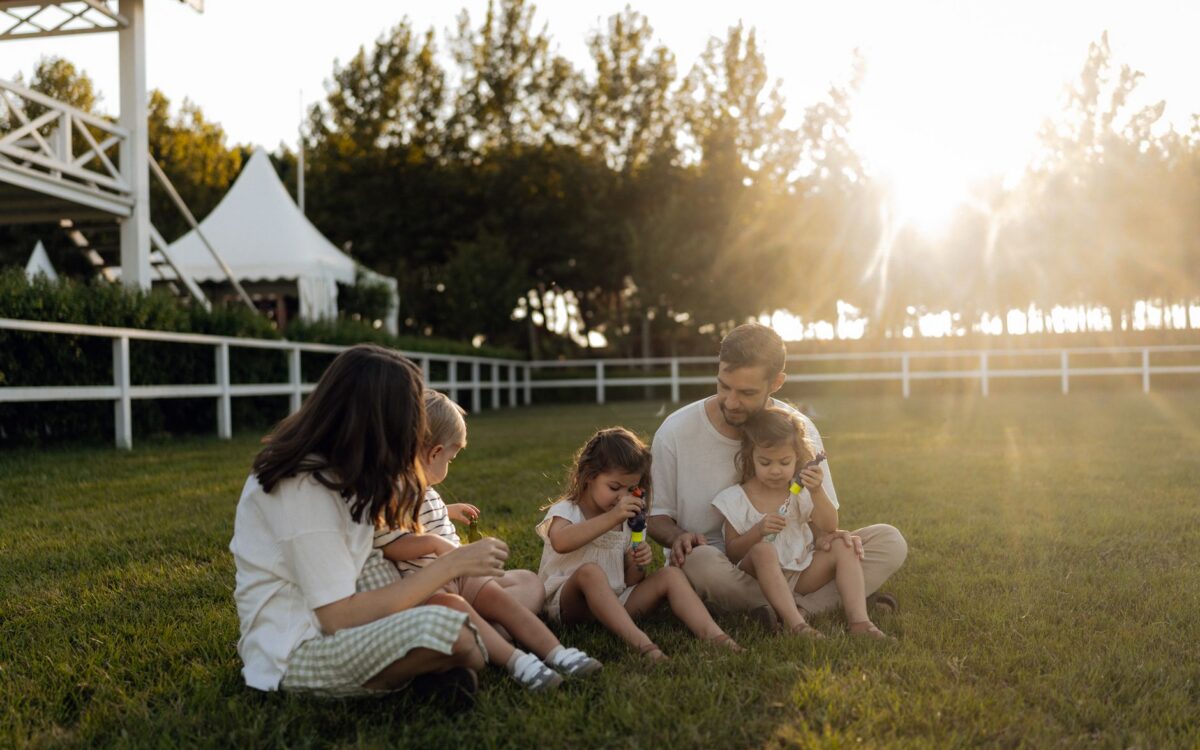 Família aproveitando fim de semana em Lindóia com atividades ao ar livre na pousada, crianças e pais em contato com a natureza