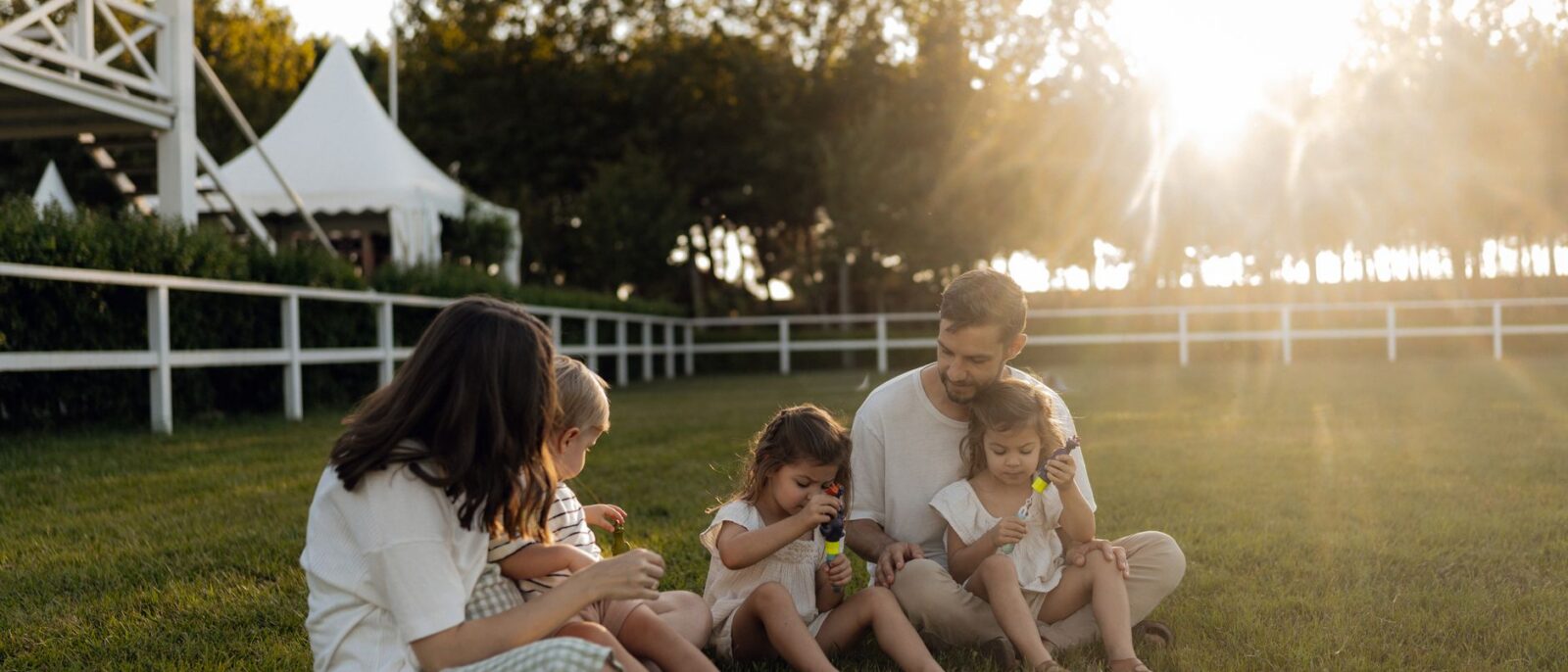 Família aproveitando fim de semana em Lindóia com atividades ao ar livre na pousada, crianças e pais em contato com a natureza