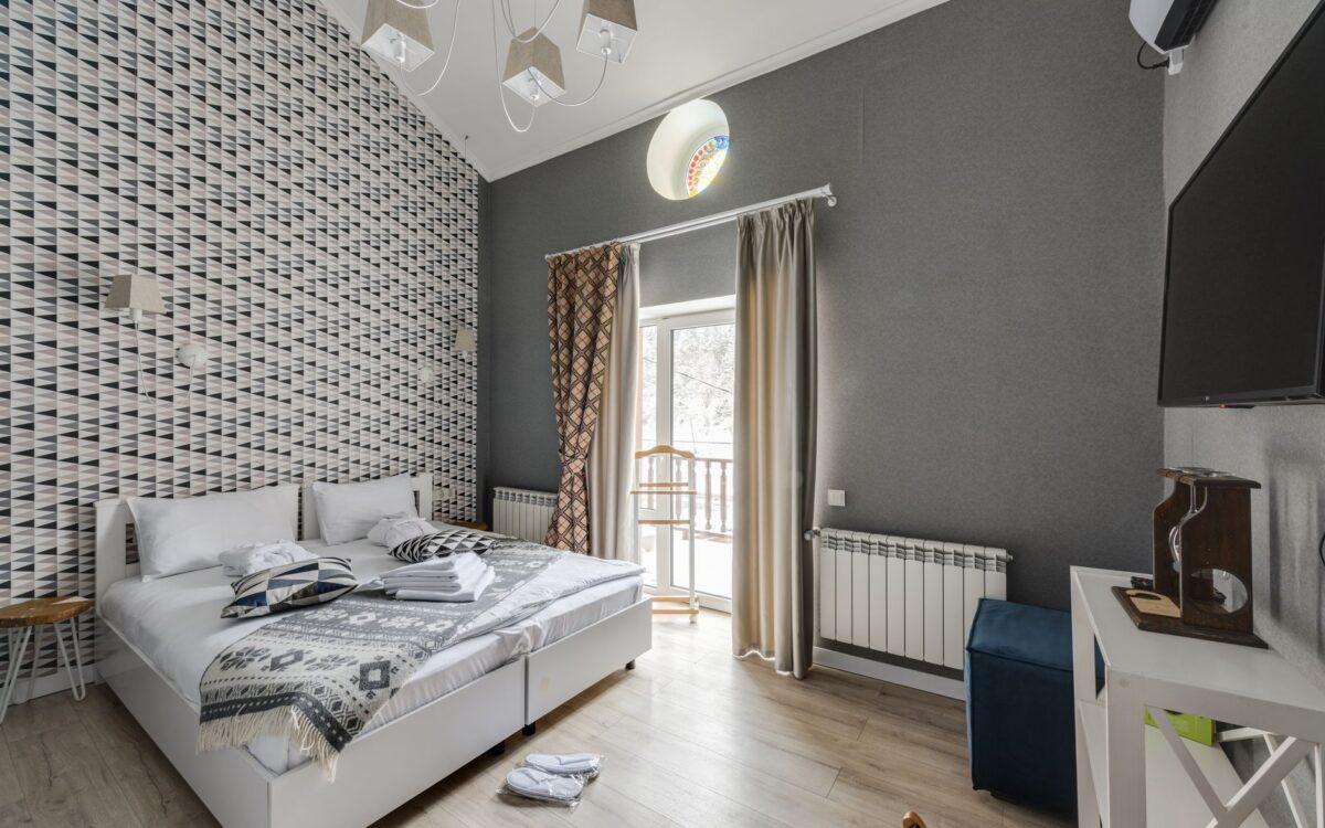 Quarto de hotel elegante com design moderno e elementos de decoração luxuosa
