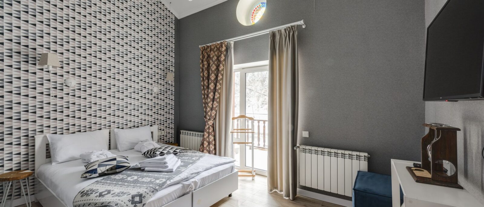 Quarto de hotel elegante com design moderno e elementos de decoração luxuosa