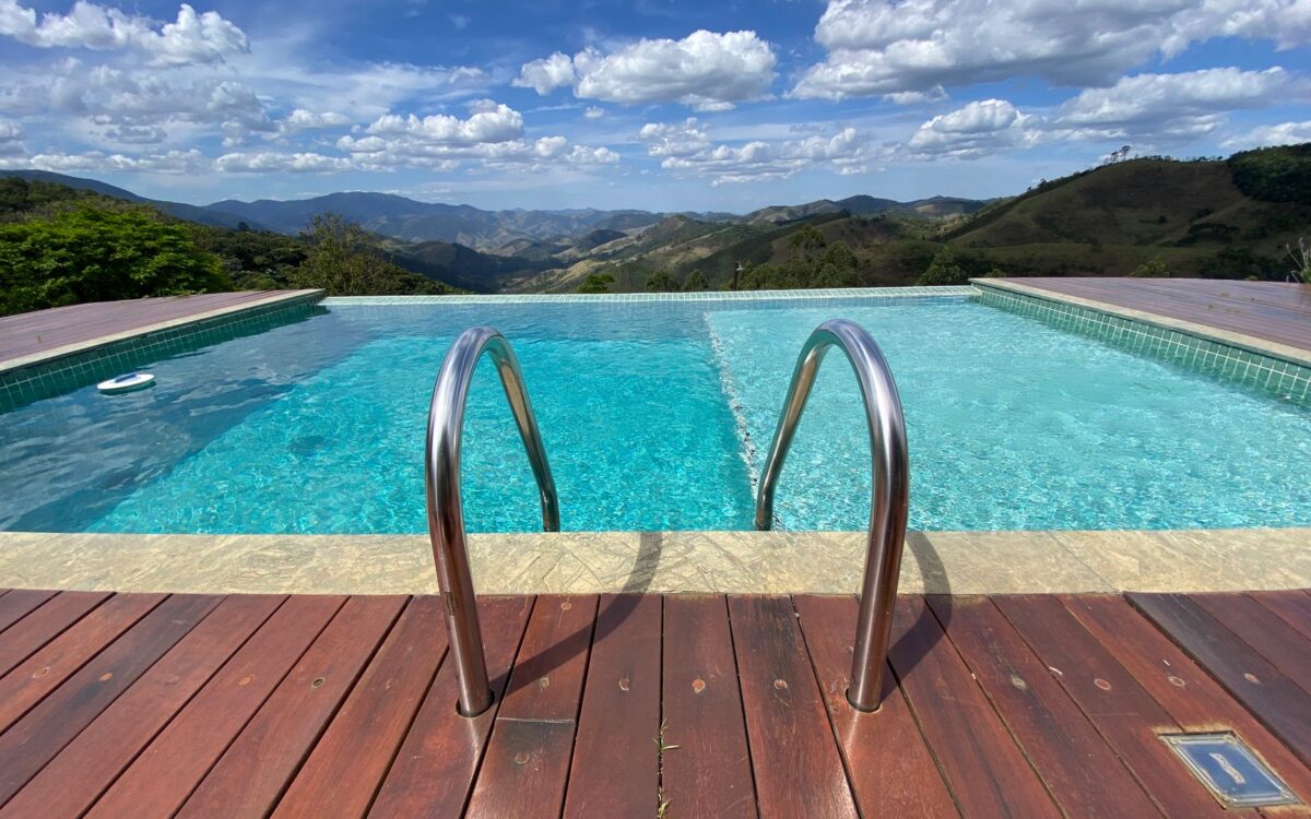 Piscina de borda infinita com vista das montanhas São Francisco Xavier e céu azul