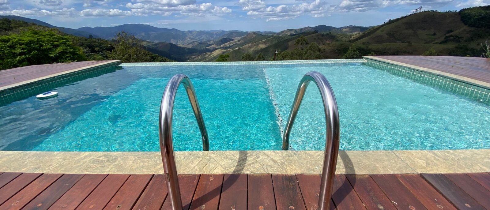 Piscina de borda infinita com vista das montanhas São Francisco Xavier e céu azul