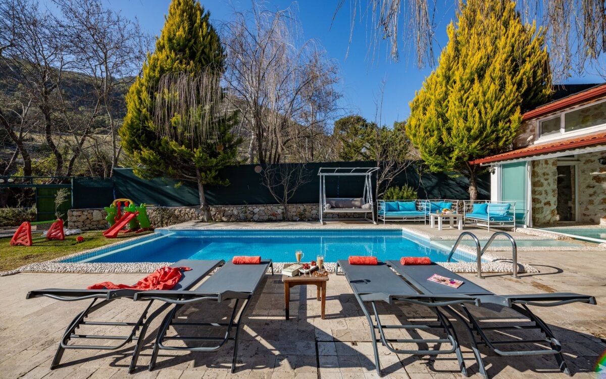 Experimente relaxamento em um refúgio de piscina de luxo com vegetação exuberante e espreguiçadeiras ao sol
