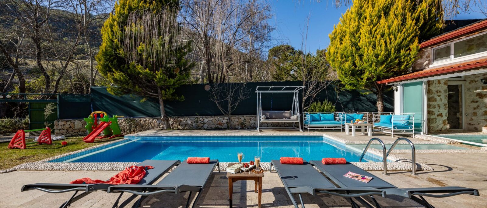 Experimente relaxamento em um refúgio de piscina de luxo com vegetação exuberante e espreguiçadeiras ao sol