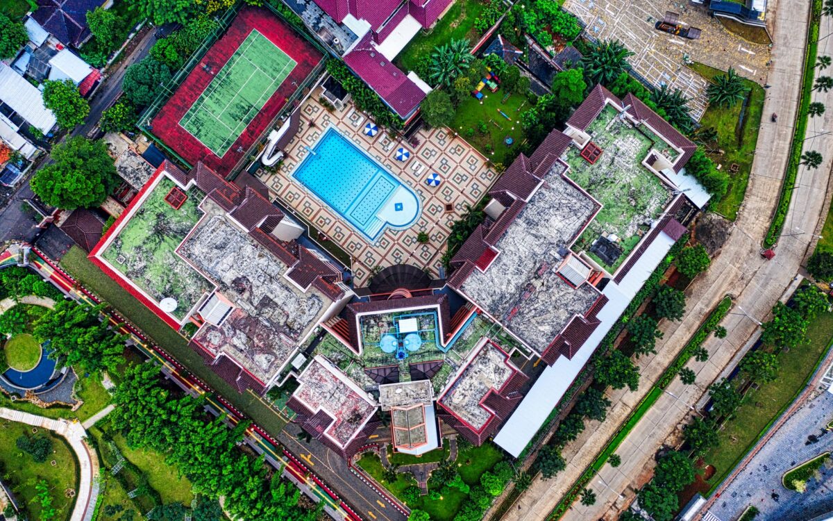 Vista aérea de um complexo resort com piscina e quadra de tênis no sul de Jacarta, Indonésia