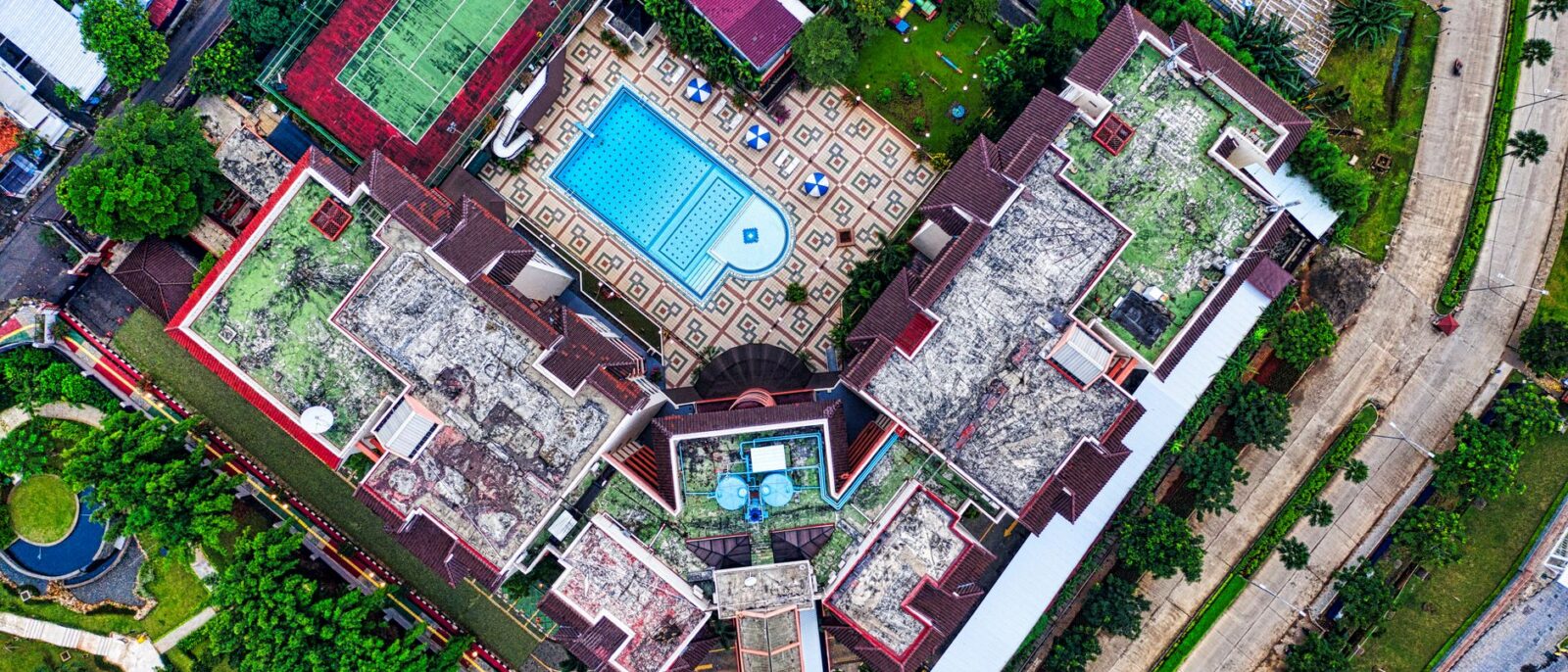 Vista aérea de um complexo resort com piscina e quadra de tênis no sul de Jacarta, Indonésia